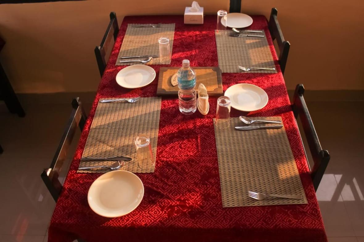 Hotel Flycatcher Chitwan- A Jungle Safari Home Sauraha Exterior photo