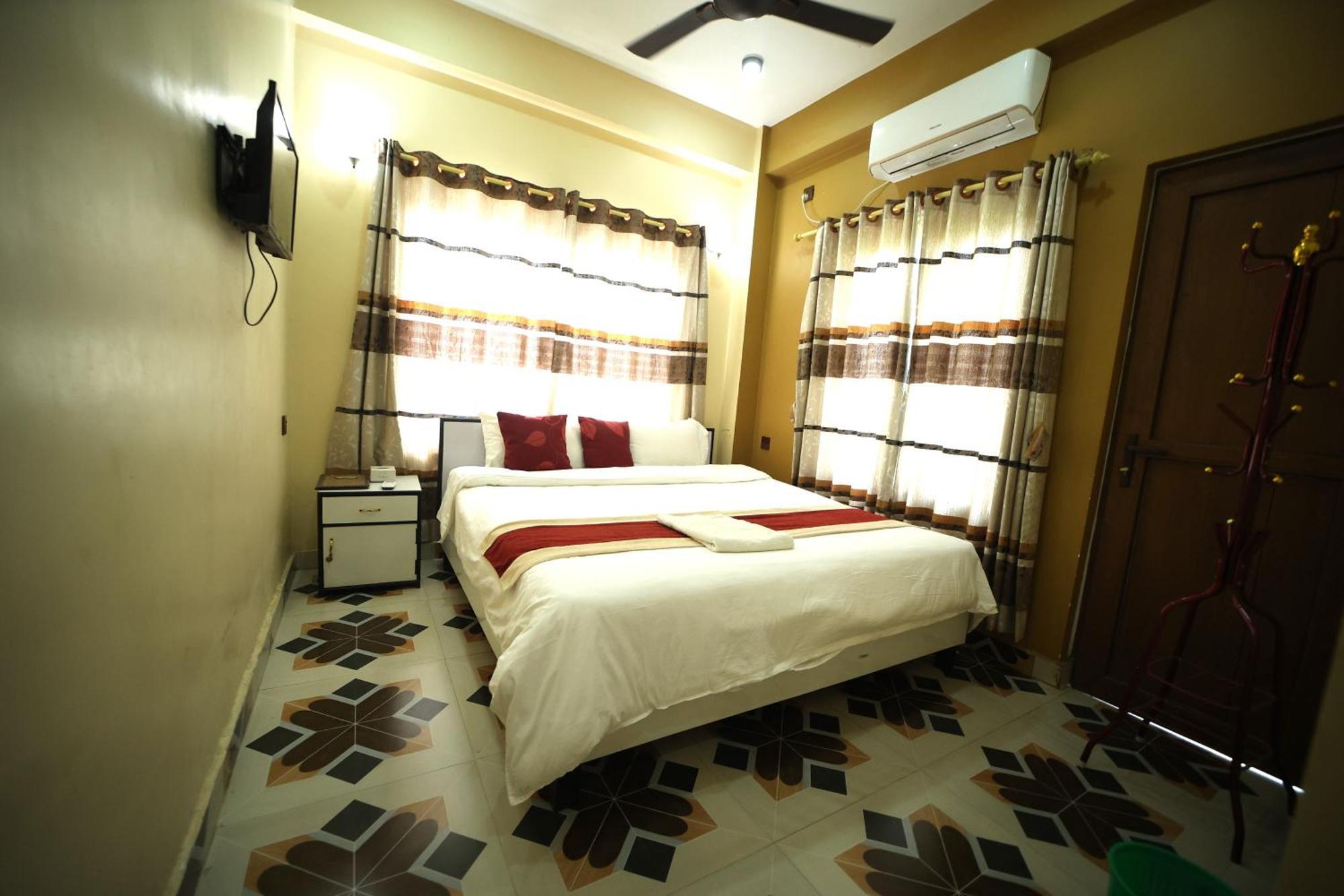 Hotel Flycatcher Chitwan- A Jungle Safari Home Sauraha Exterior photo