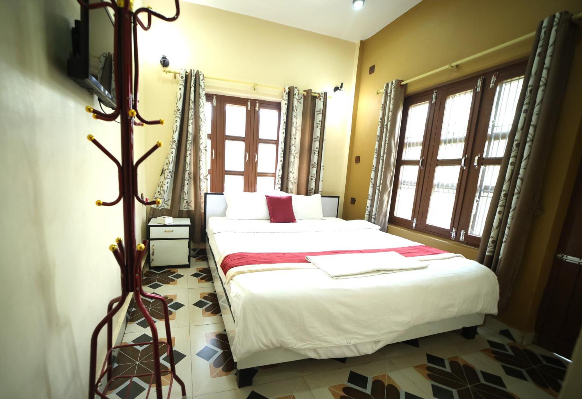 Hotel Flycatcher Chitwan- A Jungle Safari Home Sauraha Exterior photo