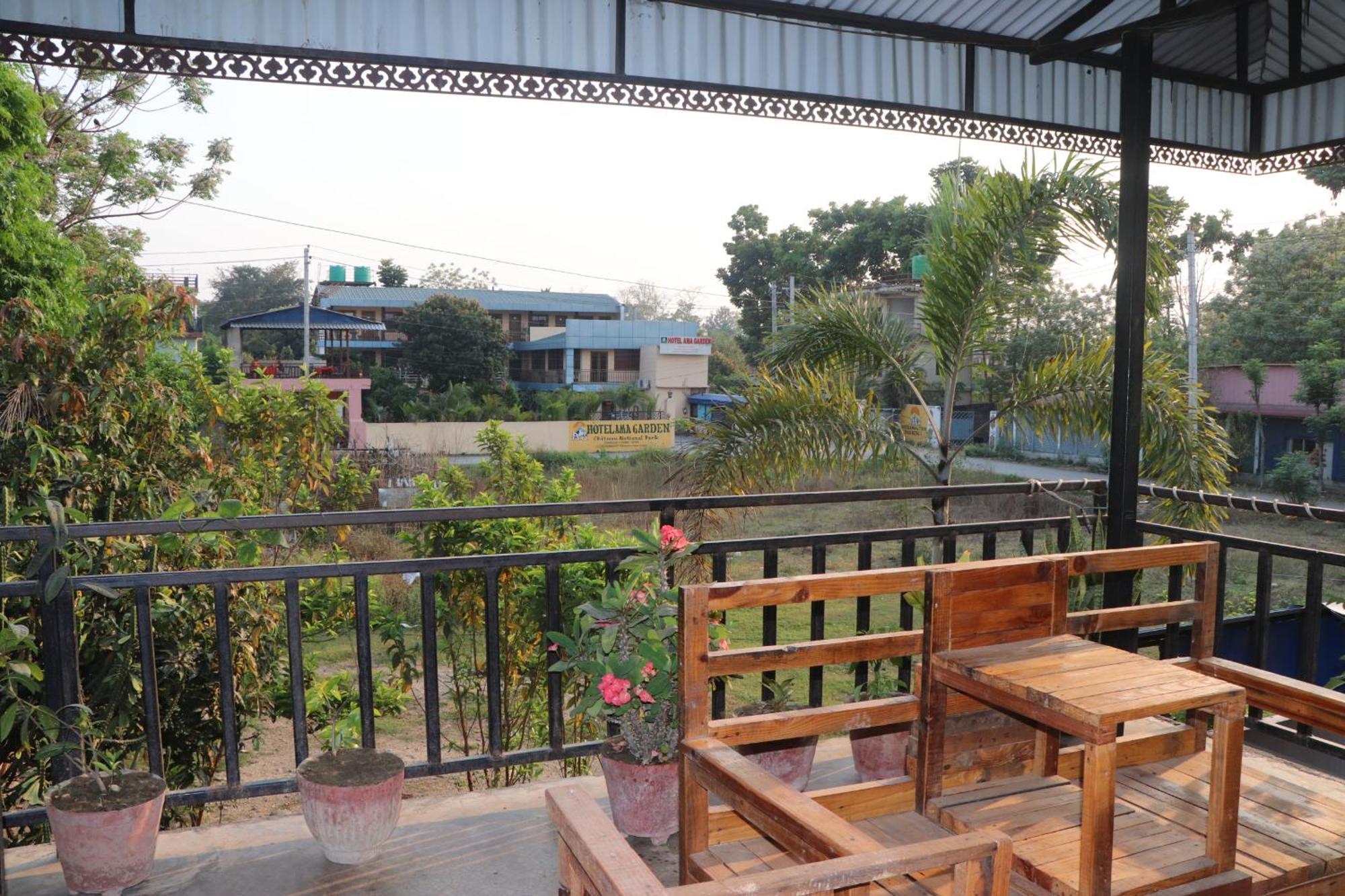 Hotel Flycatcher Chitwan- A Jungle Safari Home Sauraha Exterior photo