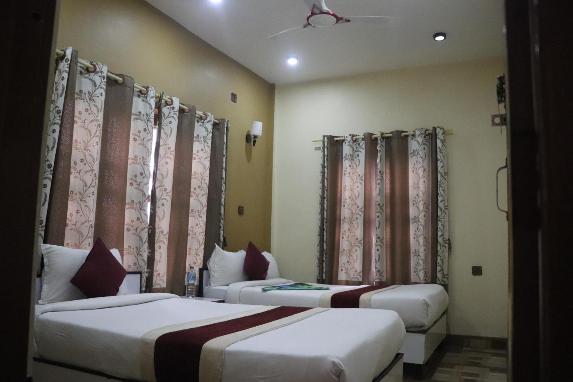 Hotel Flycatcher Chitwan- A Jungle Safari Home Sauraha Exterior photo