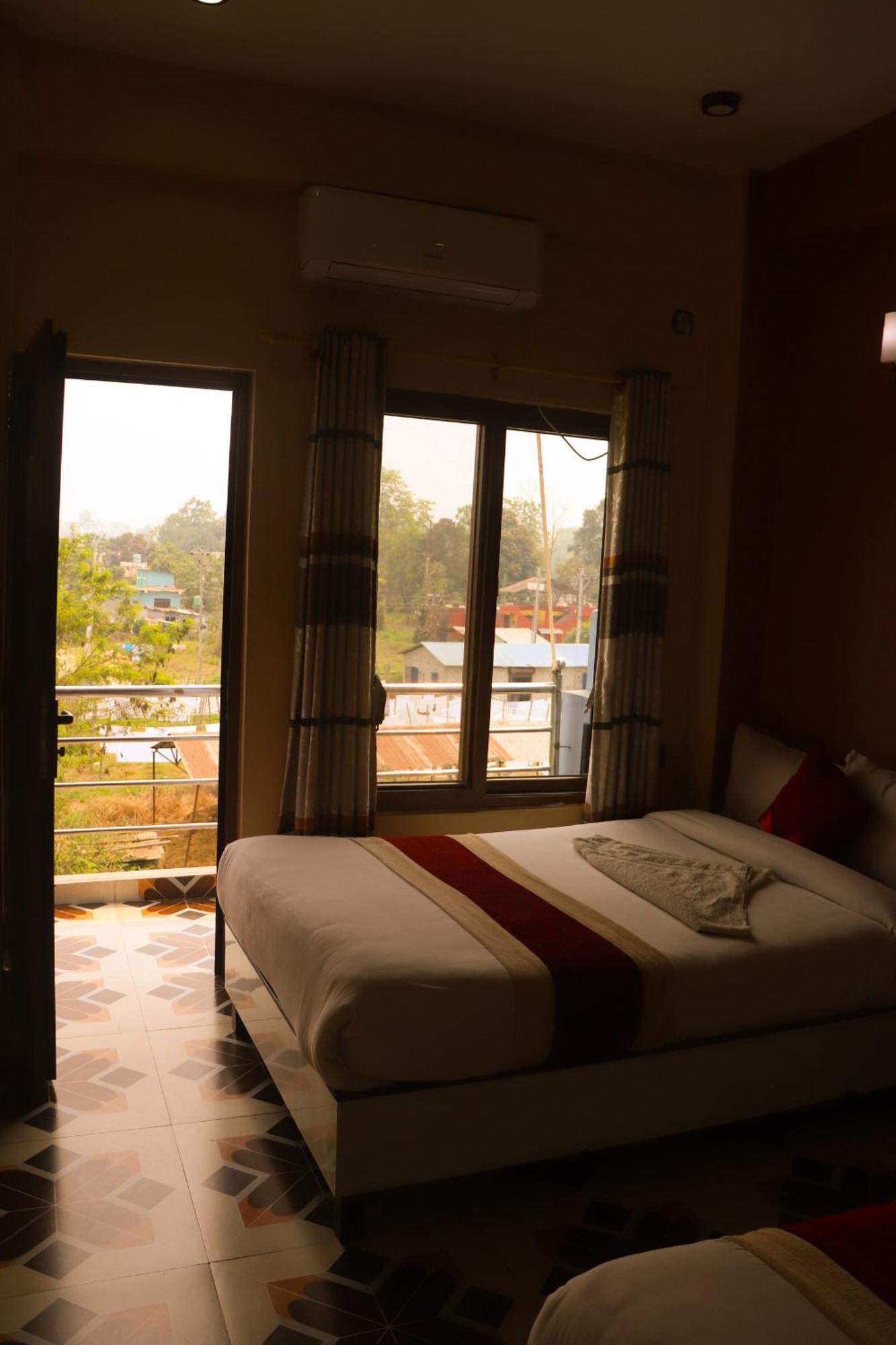 Hotel Flycatcher Chitwan- A Jungle Safari Home Sauraha Exterior photo