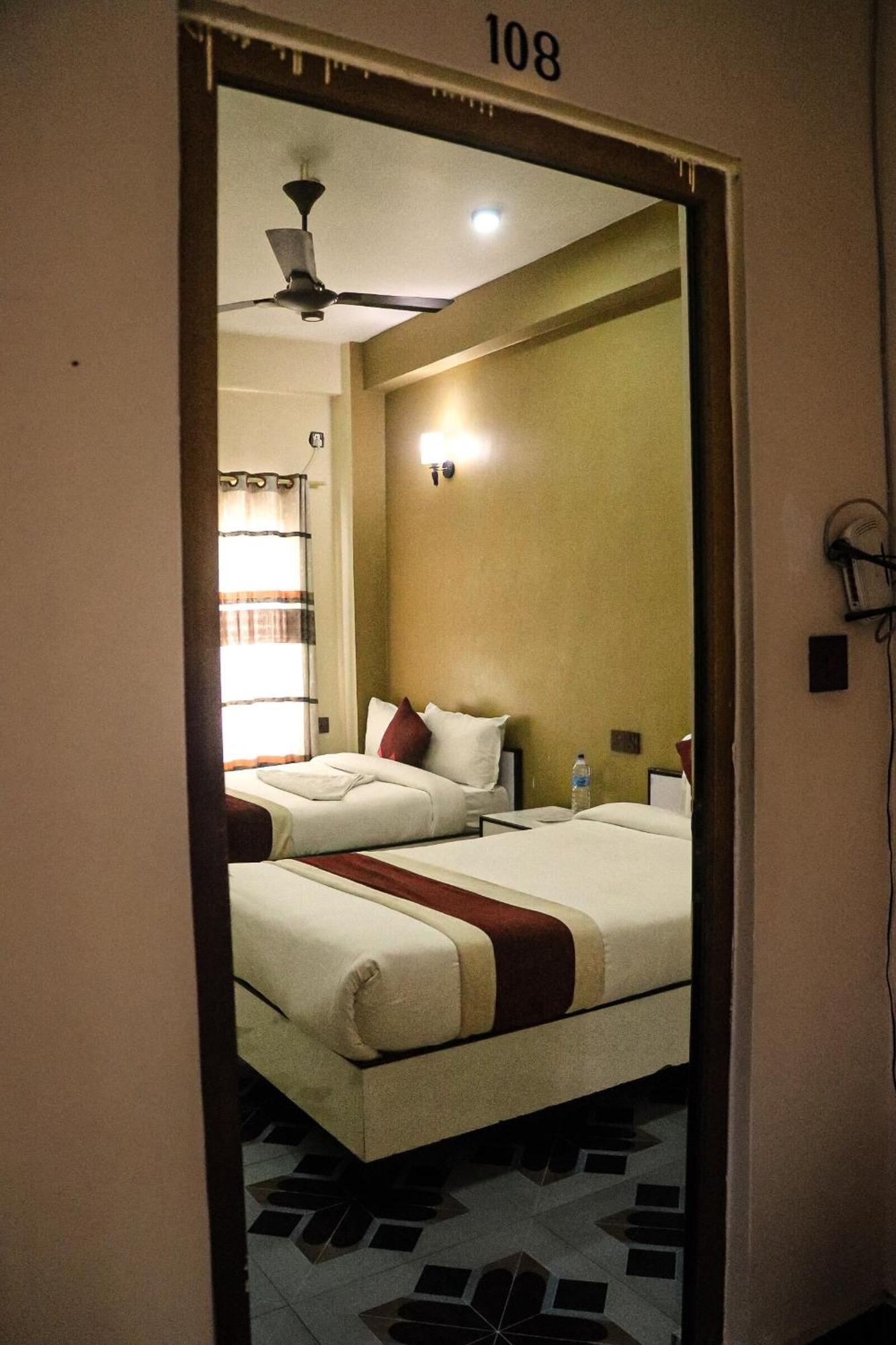 Hotel Flycatcher Chitwan- A Jungle Safari Home Sauraha Exterior photo