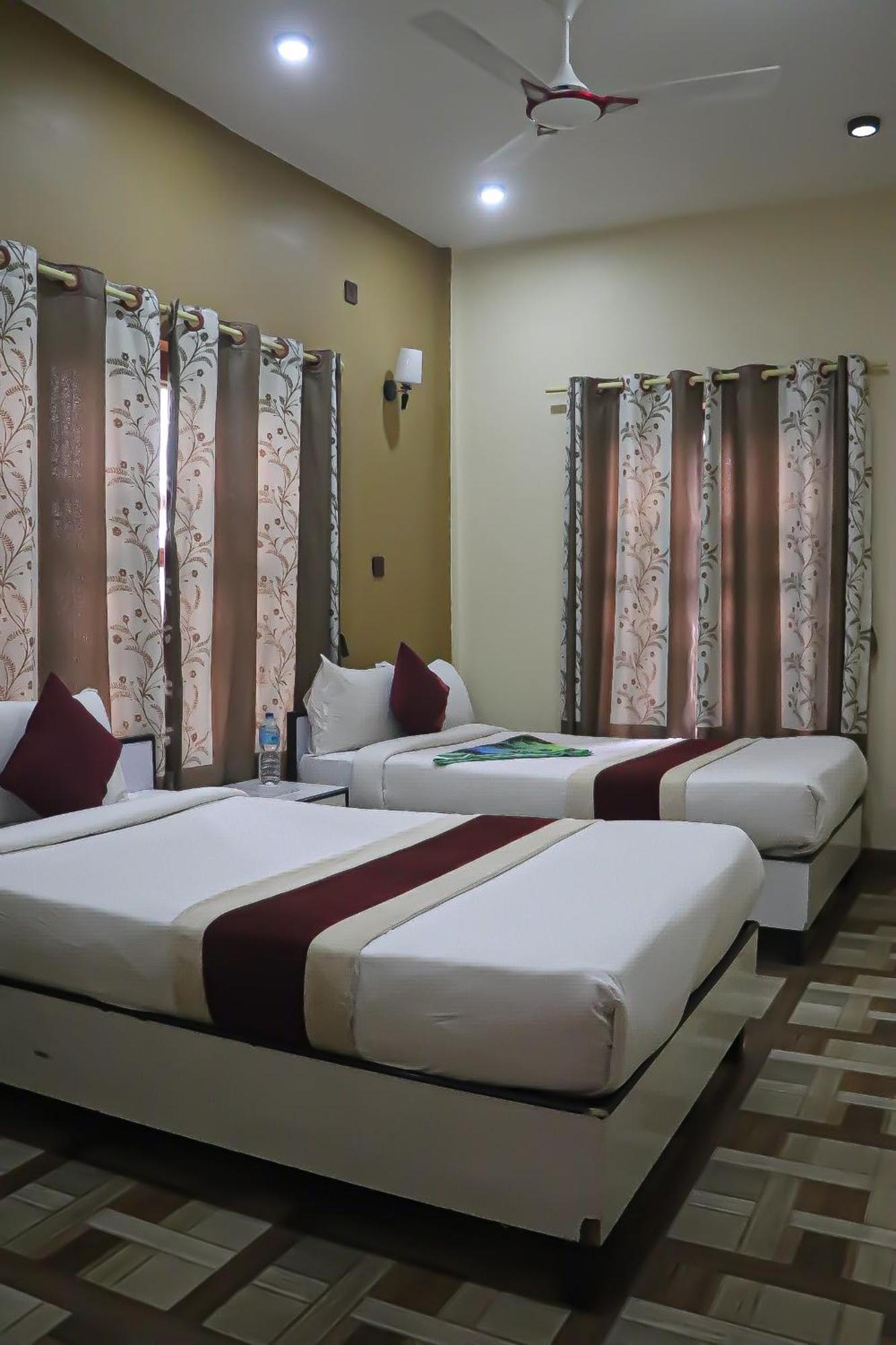 Hotel Flycatcher Chitwan- A Jungle Safari Home Sauraha Exterior photo